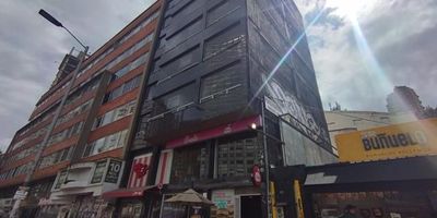 excelente oficina ubicado en San Martin Centro de la Ciudad ,  piso Sexto con vista exterior y interior con un área de 103 m2, con excelente ubicación, cerca de avenidas principales, con facilidad al transporte público carrera 7 con calle 27 ,  cerca a centro comerciales, principal de tras milenio de Museo Nacional,  Cuenta con una buena iluminación natural, oficina amplia con muebles, con cocineta , baño 2 baños.   El edificio cuenta con recepción y vigilancia Cod: 2189