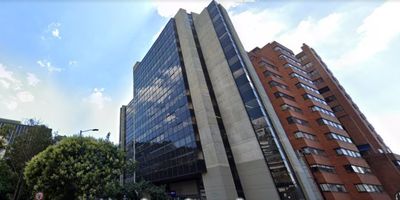 Excelente ubicación, piso 5 con ascensor, amplios ventanales, muy buena iluminación. con 4 espacios de oficina y uno abierto  con área de 220m2, con 1 cocineta, 3 baño  1 cuarto de equipos.  . Estrato 4.  visitantes, portería y vigilancia, en un buen sector comercial y residencia , con buenas vías de acceso por la cr 7 , cr 13 y av caracas, cerca a estaciones de Transmilenio. Cod: 2226