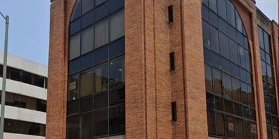 Se arrienda apartamento en el barrio El Chico, con un área de 30 M2, con 4 o 6 puestos de trabajo, con mobiliario, parqueadero,  excelente ubicación comercial, vías de acceso como la cr 15, cll 92, cll 85 entre otras. Cod: 2512