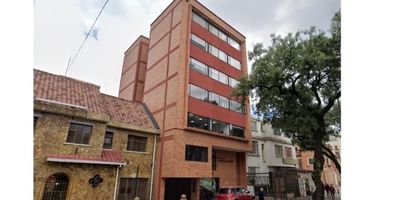 Oficina en arriendo ubicada en séptimo piso con ascensor, en el sector galerías, Teusaquillo, con excelente vista e iluminación, amoblada cuenta con tres puestos de trabajo, con su escritorio, sillas y cajoneras, mesa para cuatro personas, se entrega con persianas. Piso en tapete en buen estado, Baterías de baño por piso en el edificio. Excelentes vías de acceso. El ingreso al edificio es de lunes a viernes de 7:30 AM a 8:00 pm y sábados de 	8:00 a 2:00 pm Cod: 2520