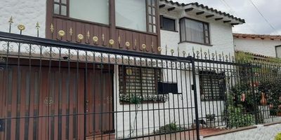 Casa de dos niveles ubicada en el barrio Batan. El primer nivel encontrara sala, comedor independiente, estudio, star de televisión, baño social, garaje cubierto, cocina integral, patio de ropas, cuarto y baño de servicio y antejardín con un espacio de parqueadero. En el segundo nivel cuenta con 3 amplias e iluminadas habitaciones la principal con baño privado y baño de alcobas. Zona residencial con buenas vías de acceso, cerca de colegios, comercio,  parques y zonas verdes, cerca de la calle 116 y calle 127, carrera 50. Cod: 2605