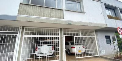 Casa de 2 niveles con 6 habitaciones y 6 baños, sala comedor y zona de comedor auxiliar  cuenta con patio cubierto y descubierto, un espacio tipo bodega interna. cocina semi integral cerrada y zona de lavandería. cuenta con dos parqueadero para vehículos y espacio para parqueo de motocicletas. Cod: 2683