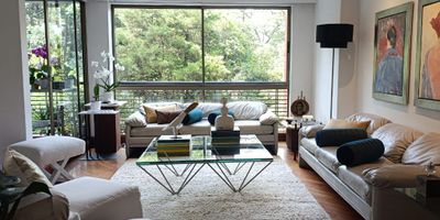 Apartamento en arriendo y venta en unidad cerrada cerca a supermercados Acceso a la via principal, centro comercial, servicio publico de transporte, restaurante y servicios complementarios. Piso en madera y marmol, puerta de seguridad, sala y comedor independiente, biblioteca, estar de tv, 3 alcobas con baño en cada una, cocina integral cerrada tipo americano, alcoba y baño de servicio y parqueaderos independiente cubiertos. Conjunto cerrado, ascensor, salon social, parque infantil, placa polideportiva, zonas verdes, vigilancia 24 horas, citofonia y circuito cerrado de tv. *Inmuebles sujetos a verificación de disponibilidad.*