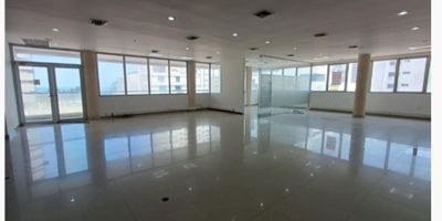 Se alquila amplia y moderna oficina en Cartagena de Indias, una de las ciudades más turísticas y dinámicas de Colombia. Ubicada en el departamento de Bolívar, este inmueble cuenta con una área construida de 460 M2, lo que brinda suficiente espacio para una variedad de actividades comerciales.

La oficina cuenta con dos baños, lo que facilita su uso para un mayor número de empleados o para recibir visitas de clientes. Además, cuenta con las características internas de agua, baño auxiliar y electricidad, lo que garantiza un ambiente cómodo y funcional para trabajar.

Sus características externas también son de gran atractivo. Con acceso pavimentado, ascensor y parqueadero para visitantes, este inmueble ofrece comodidad y accesibilidad para todos aquellos que lo visiten. Además, cuenta con una planta eléctrica para casos de emergencia y se encuentra sobre una de las vías principales de la ciudad, lo que facilita su ubicación y acceso.

En cuanto a su ubicación, esta oficina se encuentra en una zona comercial, rodeada de centros comerciales y con fácil acceso al transporte público. Esto la convierte en una opción ideal para aquellos que buscan una ubicación estratégica para su negocio.

En resumen, esta oficina en alquiler es una excelente opción para aquellos que deseen establecer su negocio en una ciudad vibrante y en constante crecimiento. Con sus amplios espacios, modernas instalaciones y ubicación privilegiada, es el lugar perfecto para llevar a cabo tus actividades comerciales en Cartagena de Indias.
