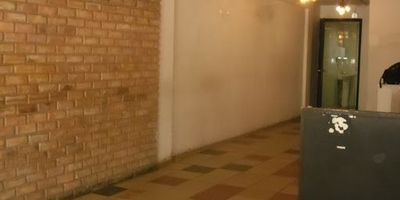 Local en arriendo en Chapinero Central, Bogotá, con una superficie de 102 m² y 2 baños. Ubicado estratégicamente en la Calle 57, este inmueble se encuentra en una zona de alto impacto comercial en Cundinamarca. Sus alrededores incluyen entidades bancarias, variados restaurantes y reconocidos almacenes de grandes marcas, asegurando una gran afluencia de público para su negocio. Este espacio es ideal para quienes buscan posicionar su marca en un punto comercial consolidado en Bogotá. Canon de arriendo: $5.000.000. Contacte para más detalles o agendar una visita utilizando las opciones de WhatsApp, quiero que me contacten o ver teléfonos.