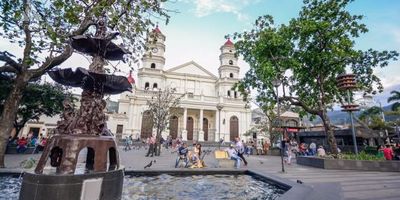 Vivir cerca a todo lo que necesitas en este apartamento con excelente ubicacion cerca al parque de Envigado con porteria 24 horas, ascensor. Area 105,95 mts2, 3 alcobas, 3 banos completos, sala comedor, cocina integral, balcon. No tiene parqueadero