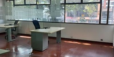 Oficina amplia, con puestos de trabajo adecuado, divisiones con vidrio templado, cocineta, baño privado, ubicado en sector financiero, comercial de alto impacto, vias de acceso