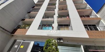 Ofrecemos en VENTA, aparta estudio/rentando en el barrio Sotomayor, en el edificio ZION, junto al Parque Turbay. Área de: 30 M2. Consta de: Salón/comedor, habitación con closet, balcón y baño completo. Cuenta con parqueadero para vehículo. Ascensor. Vigilancia 24/7. Área social: Salón de reuniones, gimnasio. Etc. Informes Inmobiliaria Cañaveral Parque SAS.