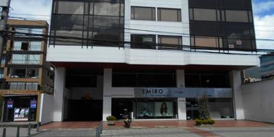 Ofrecemos esta sensacional oficina ubicada en sitio estratégico empresarial y comercial de Bogota, ubicada en un octavo piso lo que le da una fabulosa vista exterior y luz natural, cuenta con cocineta, baño privado, deposito, alarma contra incendios y detección de humo, pisos en cerámica,  ascensor, portería y vigilancia las 24 horas. Parqueadero para visitantes y bahía externa de parqueo. Excelentes  vías de acceso como la  carrera quince, calle cien, av. carrera once y calle ciento ocho, buena iluminación, oficina especial para consultorios actividad financiera. el canon de arrendamiento genera IVA.