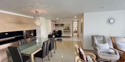 Apartamento en Envigado, sector villa grande, excelente ubicación, cerca a av las vegas y av del poblado, en unidad cerrada, área 113mts2, 3 habitaciones, principal con baño y vestier, baño social, cocina integral, sala comedor, balcón, zona de ropas, parqueadero doble lineal y 2 cuartos útiles. apartamento totalmente terminado con excelentes acabados, baños cabinados. piso alto con vista privilegiada a ciudad y zona verde. unidad cerrada con completos acabados que te permite vivir con todas las comodidades teniendo lo que necesitas cerca. con portería y vigilancia 24 horas, piscina adultos y niños, juegos infantiles, kiosko, gimnasio salón social. situado en sector, muy tranquilo, cerca de rutas de transporte público, colegios, universidades y supermercados. Excelentes rutas de transporte. Para mayor información Maria Camila Loaiza cel 3014449625