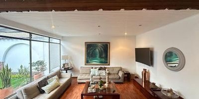 Casa comercial, ocho espacios, dos plantas, dos parqueaderos internos, dos externos.  Excelente ubicación a dos cuadras de la KR 15 , ideal para oficina, restaurante o para cualquier negocio en general.  Cerca a Unicentro