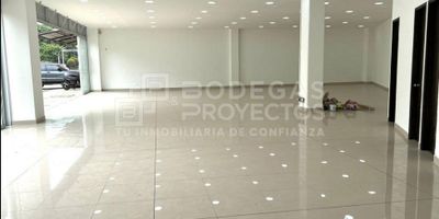 Bodegas y Proyectos les ofrece magnifico local para la venta con un total de 600 m2 el cual cuenta con Cubierta termoacústica, altura de techo primer piso de + de 4.50 mtrs y de 5 mtrs el segundo piso, capacidad portante de loza segundo piso de 500 kls x m2, sistéma eléctrico con norma Retié, Pararrayos, CCTV,  zona de mayor actividad comercial y alta valorizacion.                                                                                                         

Te presentamos este amplio y luminoso local comercial en venta en la vibrante ciudad de Medellín, Antioquia. Con una ubicación privilegiada, este inmueble se encuentra en una zona de alto tráfico y con gran flujo de clientes potenciales, lo que lo convierte en una excelente oportunidad de inversión. Con un área total de 600 M2 distribuido en dos niveles, este local cuenta con todas las comodidades que tu negocio necesita para prosperar.

Ambiente y distribución:

Este local cuenta con un ambiente versátil y funcional, que se adapta a las necesidades de cualquier tipo de negocio. Con un total de 600 M2 de área privada, este espacio se distribuye en diferentes áreas que se pueden ajustar según tus requerimientos. Además, cuenta con 5 baños que garantizan la comodidad y privacidad de tus clientes y colaboradores.

Características internas de calidad:

En este local encontrarás todo lo necesario para garantizar el buen funcionamiento de tu negocio. Con servicios básicos como agua y electricidad, así como una cocina integral completamente equipada, el espacio dispone de todo lo necesario para que puedas comenzar a trabajar sin preocupaciones. Además, cuenta con ventanas dobles que proporcionan aislamiento acústico y térmico, garantizando un ambiente agradable en todo momento.

Exterior y entorno:

Su ubicación estratégica en una vía principal pavimentada te garantiza una excelente visibilidad y acceso a tus clientes. Además
