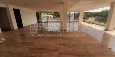 Bodegas y Proyectos tiene para Alquiler Local roof top con ascensor, techo tipo Pérgola corredizo con motor, piso en porcelanato, 2 baños, balcones en vidrio templado.

Canon de arrendamiento $8´500.000 incluye administración.

Nota:La Administración cubre 3 dias a la semana de persona para el aseo en zonas comunes incluye Escalas, Cuarto de Basuras y Ascensor.Incluye: mantenimiento mensual del ascensor, circuito cerrado de televisión para áreas comunes

No incluye portero de vigilancia!

¡Excelente oportunidad de alquiler en una de las ciudades más vibrantes de Colombia! Este amplio local se encuentra ubicado en Medellín, Antioquia, una de las ciudades más grandes y prósperas del país. Con un área total de 200 M2, este local cuenta con todo lo que necesitas para hacer crecer tu negocio de forma exitosa.

El local en alquiler cuenta con un área construida de 200 M2, ideal para acomodar y atender a una gran cantidad de clientes. Además, cuenta con un área privada asegurando la privacidad que necesitas para mantener la confidencialidad de tus operaciones comerciales.

Este local cuenta con 2 baños, lo que lo hace ideal para cualquier tipo de negocio. No importa si estás pensando en empezar un restaurante , una tienda o una oficina, estos baños aseguran que tanto tus empleados como tus clientes siempre tendrán acceso a un espacio limpio y cómodo.

Internamente, este local cuenta con todas las comodidades y facilidades necesarias para hacer crecer tu negocio. Cuenta con acceso a agua, un balcón para tomar aire fresco, un baño auxiliar para mayor comodidad, doble ventana para una mejor iluminación y aislamiento, y electricidad para que no te preocupes por nada más que enfocarte en tu trabajo.

Pero eso no es todo. El local también cuenta con una sala de usos múltiples, perfecta para realizar reuniones de equipo o eventos especiales para atraer más clientes. Además, su suelo de cerámica / mármol asegura una superficie fácil de limpiar 