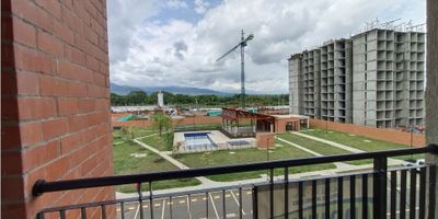 ARRIENDO APARTAMENTO CAMPOS DE PANGOLA, para estrenar con bellos acabados arquitectónicos, cuarto piso con ascensor, zona de expansión y valorización, cuenta con balcón que ofrece una bella vista panorámica, sala comedor, cocina integral, zona de oficios, dos alcobas auxiliares con closet más la alcoba principal con baño y vestier, baño auxliair de alcobas. Parqueadero asignado.Conjunto cuenta con piscinas, parque infantil, salón social, PRECIO INCLUYE ADMINISTRACIÓN. 
