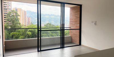Apartamento en arriendo en unidad cerrada, entorno muy natural, campestre y tranquilo, con facil salida a vias principales y servicios complementarios. Piso en madera, sala-comedor, 2 alcobas con baño en la alcoba principal, cocina integral abierta tipo americano, balcon; parqueadero lineal cubiertos. Unidad con piscina, jacuzzi, gym, sauna, parque infantil, cancha de squash, zonas verdes, vigilancia 24horas, citofonia y circuito cerrado de tv. *Inmuebles sujetos a verificación de disponibilidad.*

