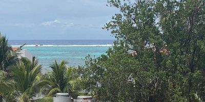 Descubre la elegancia y comodidad en este exclusivo apartamento en cuarto piso, con  linda vista hacia el mar, consta de sala, comedor, cocina integral electrica,  2 amplias  habitaciones cada una con aire acondicionado, mini split, amplios closets, la principal con baño privado baño social y de alcoba, .El apartamento, cuenta con amplios ventanales de pared a pared.  Los techos de la sala comedor, tienen vigas a la vista . Pisos en porcelanato blanco importado, trabajo en madera totalmente blanco. El apartamento, se vende amoblado, algunos muebles importados, tapiceria y pinturas nuevas. El edificio consta de 7 pisos y aproximandamente 28 apartamentos y dos locales comerciales. El edificio, se le reforzo la estructura, trabajos terminados en el 2022, se cambio la parte hidraulica y electrica. Cuenta con un ascensor, planta desalinizacion,  bombas de agua, piscina, recepcion y vigilancia las 24 horas. Informes y Ventas JM Inmobiliaria 602 6610000 -celular 317654805