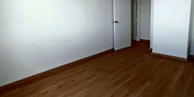 VENTA: apartamento en el centro de cali remodelado en piso 11, muy fresco e iluminado, cuenta con sala, comedor, cocina integral, zona de ropas, baño social completo, dos habitaciones con closet la principal con  baño. INFO: 3112405041 JOHN JAIRO MONTOYA