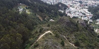 Les presentamos este imponente lote de 5.000 mts2 ubicado en los cerros orientales de Bogotá arriba de la Calle 127 con Carrera 7 con espectacular vista de Bogotá. El lote cuenta con acceso vehicular privado pero para llegar al lote se debe caminar por los cerros 15 minutos por un sendero peatonal existente.  Colinda con el country club canino.
