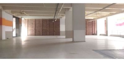 Excelente local comercial en arriendo con un área de 1.020 m2, zona de alto tráfico, ubicado en una zona donde se encuentra un mix de diferentes marcas representativas en el mercado nacional, así mismo cerca de bancos, zona financiera y de negocios, entidades de salud, supermecados entre otros (PRECIO NEGOCIABLE)

• El inmueble cuenta con estructura sismo resistente de acuerdo a la norma NRS-10 exigida para construcciones públicas, con sistema estructural a porticados y cubierta en placa.
 • El inmueble cuenta con planta eléctrica de 900 KVA y trasformador de 1.000 KVA.
• El inmueble cuenta con red contra incendios.
• En los pisos superiores se desarrolla la parte comercial, administrativa y operativa, en los niveles inferiores la parte de almacenamientos y zonas de instalaciones técnicas.
