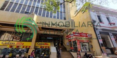 Hermosa Oficina para venta en el Centro de la Ciudad, su área de 31.50 mts le permitirá disfrutar de cómodos espacios donde podrás desarrollar y emprender tu negocio. El Edificio tiene vigilancia 24 horas, agenda tu cita. Precio Negociable.