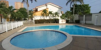 Casa en venta en Barranquilla, sector CR Florida Village, Atlántico. Esta espaciosa propiedad de 250 m² se distribuye en 2 niveles, ofreciendo 3 habitaciones y 3 baños. Incluye 4 parqueaderos, ideal para familias. Con 5 años de antigüedad, el inmueble se ubica en un barrio que dispone de vigilancia, aportando seguridad. Una opción atractiva en Barranquilla. ¿Interesado en esta casa? Contacte para conocerla, use nuestras opciones de WhatsApp, solicite que le contacten o vea los teléfonos disponibles.