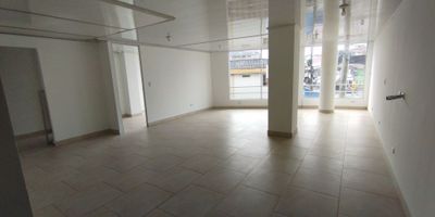 ? Arriendo Local en Colombia, Manizales | Local Comercial de 70 m²

¡Oportunidad de arriendo en una zona estratégica de Manizales! Este local de 70 m² es perfecto para cualquier tipo de negocio que busque un espacio amplio y funcional en un área de gran actividad comercial.

? Espacio Ideal: Con un área de 70 m², ubicado en un segundo piso, este local es perfecto para oficinas, tiendas o servicios que requieran un espacio bien distribuido y de fácil acceso.

? Detalles Modernos: Cuenta con pisos en porcelanato, lo que le da un toque moderno y resistente. Además, está libre de todo, lo que facilita su inmediata adecuación.

⚡ Servicios Básicos: Equipado con gas natural, agua y luz, garantizando que todo esté listo para su uso sin necesidad de instalaciones adicionales.

? Accesibilidad: Aunque no tiene garaje, su ubicación en estrato 3 comercial lo convierte en un espacio atractivo y accesible para clientes y proveedores.

? Perfecto para Negocios: Ideal para emprendedores que buscan un espacio central para establecer su negocio en una zona activa y bien conectada.

¡No pierdas esta oportunidad de arriendo! Contáctanos para más detalles y agendar una visita.


 
