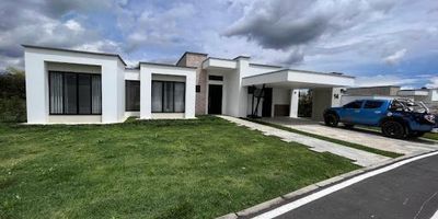 Espectacular casa campestre ubicada en el sector de Cerritos, perfecta para quienes buscan vivir rodeados de naturaleza sin renunciar a la comodidad. Esta propiedad ofrece una distribución bien pensada, con tres amplias habitaciones que brindan confort y privacidad, además de una habitación de servicio.

El exterior de la casa es un verdadero oasis: extensas zonas verdes adornadas con árboles frutales crean un entorno ideal para relajarse y disfrutar del aire libre. La joya de esta propiedad es su hermosa piscina, perfecta para disfrutar en familia y con amigos. Vive la tranquilidad del campo en un ambiente exclusivo y lleno de comodidades. ¡Haz de esta casa campestre tu nuevo hogar!

Se renta totalmente amoblada. Agente José Luis Tamayo Zuluaga 