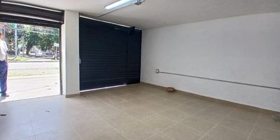 Arriendo local con ubicación estratégica diagonal al consumo de la 80, a una cuadra de la 30 con metro plus; Cuenta con 35 m2, baño, salón amplio, local para estrenar