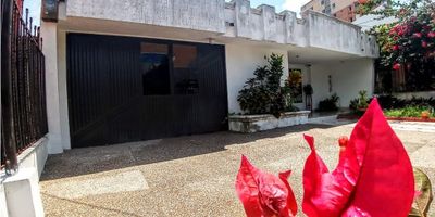 Gran oportunidad para aquellos que buscan una gran casa cómoda, tranquila y muy bien ubicada en la ciudad de barranquilla. 

Cuanta con un metraje de 400 metros cuadrado, terreno plano ubicada en los Alpes.

Cuenta con 4 habitaciones amplias. 

4 baños completos. 

cuarto de labores o servicio más baño

cocina integral amplia y cubierta.

Sala.

Comedor. 

Garaje con capacidad de 2 vehículos pequeños cubiertos, cuanta con closet útil y baño.

Una terraza grande con capacidad de 2 vehículos más. 

 Está enrejada.

Patio con zona de parrilla y cámara de aire a cada costado de la casa.

Estrato 5 

Cerca de colegios, hospitales, centros comerciales, parques, zonas verdes, vías principales. 

La casa está en diseño antiguo, lista para remodelar por aquellos que buscan la casa de sus sueños. 

“SE ESCUCHAN OFERTAS”

 

  
