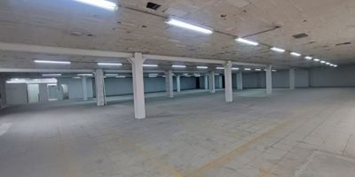 Alquiler de Bodega en el sector Alto Tablazo, Manizales, con un área en bodega de 880.076 mts y área al aire de 99.446 mts, Altura de 2.20metros, con acceso a nivel apto para ingreso de camiones pequeños, por la vía que conduce al barrio Bajo Tablazo,  con zona propia de descarga de 99.4 m2 frente al acceso, con zona de oficinas independente, con acceso directo peatonal, 3 baños de uso exclusivo, parqueadero para 4 carros independiente y parqueadero comunal para motos.

La bodega cuenta con Energía Trifásica, 

¡Contáctanos, 3206422861 y agenda tu cita!
