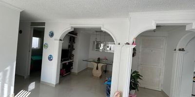 Codigo 25501. Apartamento en venta ubicado en Medellin sector Pablo TobonApartamento con excelentes acabados, es un tercer piso, adicional a esto cuenta con Parqueadero Común.Cerca a: Iglesias, Colegios, Centro Comercial, Tiendas D1, Terminal de Transporte y Hospital Pablo Tobon.Descripción general: 2 habitaciones con closet, 2 baños, Salon - comedor, Cocina abierta integral, Zona de ropas, Balcón, Red de gas y servicios públicos.La unidad cuenta con Zonas verdes.