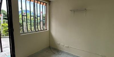 Se vende casa con tres apartamentos, con sus respectivas comodidades. Baño, patio cocina. Dichos apartamentos están rentando en el momento. LUIS ALEJANDRO CARRASCO 