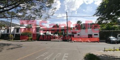 INMUEBLE SUJETO A VERIFICACIÓN DE DISPONIBILIDAD,
LA PROPIEDAD CUENTA CON SALA, COMEDOR, 3 CLOSET, MANZARDA, COCINA INTEGRAL, ESTUFA A GAS, HORNO ELECTRICO, ALACENAS, EXTRACTOR, RED DE GAS, CALENTADOR A GAS, BAÑOS CABINADOS EN VIDRIO TEMPLADO CON MUEBLES Y ESPEJOS, PATIO CUBIERTO, BARRA AMERICANAEN MADERA EN LA COCINA, PISO EN CERAMICA