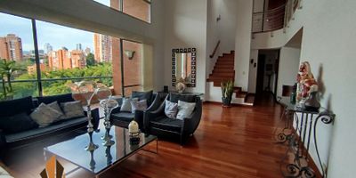 Apartamento en Venta en Los Benedictinos, Envigado
Descubre la comodidad en este pent-house dúplex de 260 m², ubicado en una de las zonas más exclusivas de Envigado. Este amplio apartamento cuenta con 4 habitaciones, principal con baño privado, Vestier y balcón con vista panorámica a la ciudad. Además, dispone de habitación de servicio con baño, un estudio, sala de TV, y una encantadora terraza cubierta.
La cocina integral en "L", con red de gas, ofrece el espacio perfecto para disfrutar en familia. Su diseño moderno se complementa con pisos de madera laminada y baldosa, y cuenta con 3 parqueaderos cubiertos y un cuarto útil.
Ubicado cerca del Colegio Benedictino, Euro La Frontera, y el Centro Comercial Sao Paulo, con excelentes vías de acceso como la Loma de los Benedictinos y la Avenida El Poblado. La unidad ofrece completas zonas comunes: gimnasio, piscina, sauna, turco, jacuzzi, zonas verdes, área para mascotas y más.
¡Haz de este lugar tu hogar ideal! Contáctanos.