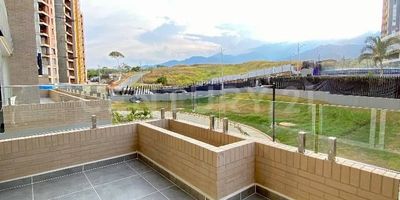 Hermoso y moderno apartamento para estrenar en altos de ciudad jardín, ubicado en un primer piso con vista. Tiene 94 m2, estudio, zona de oficios, cocina americana, sala y comedor con acceso al balcón, 2 habitaciones y 2 baños, tiene 2 parqueaderos en sótano y un depósito. La zona social tiene zonas húmedas, verdes, gimnasio