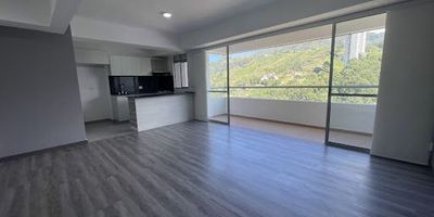 Alquilo apartamento ubicado en Sabaneta unidad cerrada.cuenta con 3 habitaciones,3 baños,sala comedor,cocina integral,zona de ropas,balcón,estudio,cuarto útil,parqueadero doble lineal.piso 28 con vista a la montaña.