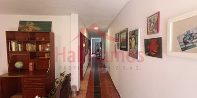 te ofrecemos esta casa local de 200 mtrs2 , para iniciar tu negocio o emprendimiento en el mejor punto de hospedaje del poblado , sector manila, la casa tiene 4 habitaciones 3 baños, cocina, 2 patios y amplia zona de ropas.