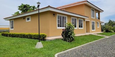 Espectacular casa disponible para la venta ubicada por la Vía Pereira Armenia, cuenta con 2.300 mts2 área lote, 400 mts2 construidos, 7 habitaciones, 5 baños, amplios espacios, sala, comedor, cocina integral, zona de ropas, parqueadero cubierto para 3 vehículos, para mayor información, comunícate con nosotros... Castellón Inmobiliaria. 