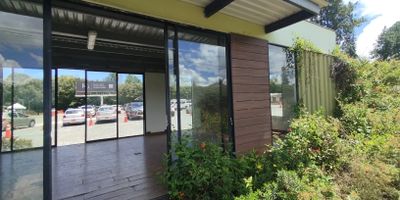 Se arrienda local en LLanogrande , Jardines de llanogrande es el primer parque comercial lifestyle y responsable con el medio ambiente antioqueno es un centro de experiencias , entretenimiento , gastronomia y con amplia oferta de servicios de salud , belleza y bienestar disfruta de estos 27 m2 para que tu negocio aumente sus ganancias y este rodeado de un ambiente natural y amigable con la naturaleza . Contactanos ya 