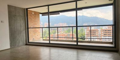 Apartaestudio en arriendo en unidad cerrada en sector residencial y tranquilo, cerca de centros comerciales, colegios, rutas de transporte público y supermercados. Piso en madera, sala comedor, 1 alcoba con baño en la principal, cocina integral abierta tipo americano, balcon y parqueadero cubierto Conjunto cerrado, piscina, gym, salon social, parque infantil, cancha de squash, zonas verdes, vigilancia 24 horas, citofonía y circuito cerrado de tv. *Inmuebles sujetos a verificación de disponibilidad.*