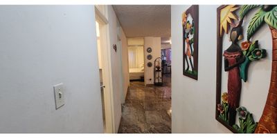 PROPIEDADES MAYOR VENDE !!
Apto en barrio tequendama                                                  
ubicado en la calle 5 con CRA 50 frente a cosmoscentro.
2 piso s/a.
Remodelado.
$ 290 millones negociables.
Área 85 m2.
Sala, comedor.
3 alcobas Con closet, 1 estudio.
2 baños.
Cocina integral.
Zona de oficios.
Parqueadero asignado.
Estrato 4.
Admón. $269 mil. 
Unidad tiene 2 parques con juegos para niños, cancha de básquet, fútbol, microfútbol y voleibol,
Estación del mío en frente.          
Info LINA MAYOR cel... 3167846728 ó 3169515551
gerenciapropiedadesmayor@gmail.com
www.propiedadesmayor.com
