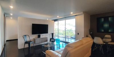 Apartaestudio en arriendo y/o en venta en unidad cerrada con doble acceso a vias principales, entorno muy tranquilo y de poco flujo vehicular. Piso en porcelanato, puerta de seguridad, sala comedor, 1 alcoba con baño en la principal, cocina integral abierta tipo americano, balcon y parqueadero lineal cubierto . Unidad con gimnasio, salon social, sauna, turco, cancha de squash, zonas verdes, vigilancia privada, citofono, porteria 24 horas, alarma y circuito cerrado de tv. *Inmuebles sujetos a verificación de disponibilidad.*