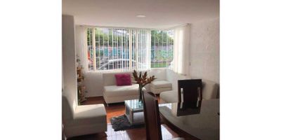 Situado en una de las ciudades más hermosas de Colombia, este amplio y acogedor apartamento es una oportunidad única para adquirir tu hogar en Manizales, la Perla del Otún. Con una ubicación privilegiada en Caldas, este inmueble de 77 m2 de terreno, construido y privado, te ofrece un espacio ideal para vivir y disfrutar en familia.

Cuenta con un total de 3 alcobas y 2 baños, lo que te brinda la privacidad y comodidad que necesitas en tu día a día. Entre sus características internas, destacan el baño auxiliar y el baño en la habitación principal, además del calentador y el citófono/intercomunicador, para garantizar tu comodidad y seguridad.

Su cocina integral te permite preparar tus platillos favoritos con facilidad, mientras que las ventanas dobles y el gas domiciliario brindan un ambiente cómodo y acogedor en todo momento. El suelo de cerámica/mármol y la reciente renovación de sus espacios te reciben con una sensación de modernidad y buen gusto.

En cuanto a sus características externas, el acceso pavimentado te ofrece un fácil desplazamiento al centro de la ciudad y a sus alrededores. Además, su cercanía a colegios, universidades y parques cercanos te permite disfrutar de una vida tranquila y en contacto con la naturaleza.

La vigilancia las 24 horas del día te brinda una total tranquilidad, mientras que la zona residencial garantiza un ambiente seguro y tranquilo para ti y tu familia. Además, podrás disfrutar de una cancha de baloncesto y una de fútbol en el conjunto residencial, así como de un patio para compartir momentos inolvidables.

No pierdas la oportunidad de convertir este apartamento en tu nuevo hogar en Manizales, la ciudad del amor, la paz y el trabajo. ¡Contáctanos y agenda tu visita ahora mismo!
