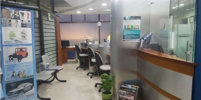 Este espectacular local para vender en Manizales, ubicado en la ciudad de Caldas, es una oportunidad única para invertir en el mercado inmobiliario de Colombia. Con una amplia área de terreno de 54 metros cuadrados, este inmueble ofrece un gran potencial para desarrollar cualquier tipo de negocio.

La construcción de este local no se queda atrás, ya que cuenta con una superficie construida de 54 metros cuadrados, perfectamente distribuidos para maximizar el espacio y ofrecer una experiencia cómoda y funcional tanto para los clientes como para los empleados.

Además, el área privada de 54 metros cuadrados dentro del local asegura la privacidad y comodidad de sus habitantes o empleados, creando un ambiente acogedor y propicio para trabajar o vivir.

El local cuenta con 1 alcoba, ideal para establecer una oficina o como área de descanso para el personal. Además, tiene 2 baños para mayor comodidad y practicidad en el día a día.

En cuanto a las características internas, se destaca el suelo de cerámica o mármol, lo que le da un toque de elegancia y modernidad al lugar. También cuenta con armarios empotrados, para ofrecer espacio de almacenamiento y mantener todo en orden.

Por otro lado, las características externas son igualmente impresionantes. Este local cuenta con acceso pavimentado, lo que facilita el ingreso y salida de mercancías o clientes. Además, se encuentra ubicado en una zona rodeada de centros comerciales, colegios y universidades, lo que garantiza un alto flujo de personas y potenciales clientes.

Otra ventaja importante es que se encuentra sobre una vía principal, lo que aumenta aún más la visibilidad y accesibilidad del local. También cuenta con transporte público cercano, lo que lo hace fácilmente accesible para los clientes que no cuenten con un medio de transporte propio.

Por último, su ubicación en una zona comercial estratégica lo convierte en una excelente inversión para cualquier tipo de negocio, brindando la oportuni