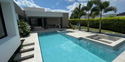 BRANDO Y CIA te ofrece excelente casa campestre Área lote 2.300 Área construida 320mts sin incluir la piscina/jacuzzi/jacuzzi seco con chimenea 3 habitaciones cada una con baño y closet 2 estudios 2 salas (1 exterior otra interior) Cuarto y baño de servicio, lava ropa Baño social, todas las alcobas con blackout Despensa con estanterías Garaje techado y depósito 1 habitación adicional con Baño y closet (yo la uso de gimnasio) puede usarse para huéspedes, oficina etc. La casa tiene árboles frutales de Aguacate, Limón mandarino, Limón Haití, naranjas, guayaba. No hay vecinos enfrente hay montañas y un riachuelo. Valor Adm $240.000 , precio negociable, contáctenos
