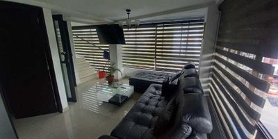 BRANDO Y CIA Te ofrece excelente casa con 3 rentas, cada una distribuida en salacomedor,  2 alcobas, 2 baños, cocina semintegral, gas natural,  calentador,  excelente iluminación y ubicacion,  magnífico transporte público,  casa esquinera y opción de otra renta, cerca de colegios, universidades,  supermercados,  etc , contáctenos