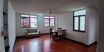 Si estás buscando un apartamento en venta en una de las ciudades más turísticas de Colombia, ¡este es tu lugar! Ubicado en Cartagena de Indias, Bolívar, este inmueble cuenta con una privilegiada ubicación en una de las zonas más exclusivas y demandadas de la ciudad.

Con un área construida de 113.20 M2, este apartamento te brinda el espacio ideal para que puedas vivir cómodamente con tu familia. Cuenta con 2 alcobas, perfectas para descansar y tener privacidad, además de 2 baños para mayor comodidad y practicidad en el día a día.

Entre las características internas de este apartamento, se encuentra un baño auxiliar y un baño en la habitación principal, brindándote aún más comodidad y privacidad. También cuenta con clósets para que puedas tener todo en orden y una habitación de servicio para que puedas recibir invitados o acomodar a una persona de manera cómoda.

Pero esto no es todo, pues este increíble apartamento también cuenta con características externas que te encantarán. Entre ellas, se encuentra un garaje para que puedas estacionar tu vehículo de manera segura y una ubicación sobre una vía principal, lo que te garantiza fácil acceso a cualquier parte de la ciudad.

Además, estarás rodeado de los mejores centros comerciales, lo que significa que tendrás una amplia oferta de tiendas, restaurantes y entretenimiento a pocos minutos de tu hogar. También tendrás transporte público cercano para que puedas moverte sin complicaciones y una zona residencial segura y tranquila, ideal para familias y vivienda multifamiliar.

No esperes más, este es el apartamento que estabas buscando en Cartagena de Indias. Contáctanos y sácale provecho a todas estas características que harán de tu vida la mejor experiencia en la ciudad. ¡Haz que este apartamento sea tu próximo hogar!
