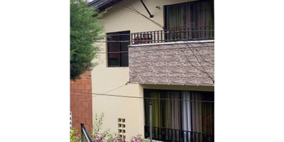 ¿Te preguntarás por qué la casa unifamiliar de 2 pisos en Buenos Aires es una Gran Oportunidad de vivir o Invertir?

Esta espectacular casa de 2 niveles cuenta con un área total de 75 metros de espacio en donde podrás disfrutar de una vida llena de elegancia y confort, espacios que no encontrarás en ningún otro sector para esta categoría de inmuebles.

Cerca al c.C. La central, hogares, pan y batallón de bombona. Cuenta  con 4 habitaciones, 2 baños con cabina, 1 clóset, cocina integral, sala, estudio, patio con mezanine, balcón ,red de gas, piso en porcelanato, estrato 3.

¡¡¡Escuchamos tus ofertas, ¡¡¡ANIMATE!!!
