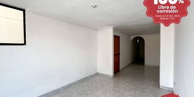 Amplio apartamento en arriendo ubicado en el tercer piso, en el barrio Mesa de Envigado, una zona residencial tranquila y con excelente acceso a servicios y transporte. El inmueble cuenta con tres habitaciones con clóset, baños cabinados, cocina integral cerrada, zona de ropas, sala-comedor y balcón que aporta luminosidad y ventilación natural. Su ubicación es ideal, cerca de colegios, supermercados, tiendas, restaurantes y de la iglesia San José, además de contar con buenas rutas de transporte público que facilitan el desplazamiento hacia diferentes sectores del municipio.Vive en un entorno tranquilo, con todo lo que necesitas a pocos pasos, en el corazón de Envigado.