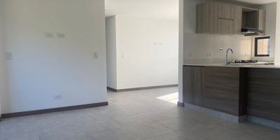 Apartamento en venta en unidad cerrada cerca a Institución Universitaria, centros comerciales, hospitales, restaurantes, acceso a transporte publico y servicios complementarios. Piso en cerámica y madera, sala comedor, 3 alcobas con baño en la principal, cocina integral abierta tipo americano, balcón y parqueaderos paralelos cubiertos. Conjunto cerrado con ascensor, piscina, gym, salón social, parques infantiles, placa polideportiva, zonas verdes, vigilancia 24 hrs, y circuito cerrado de tv. *Inmuebles sujetos a verificación de disponibilidad.*